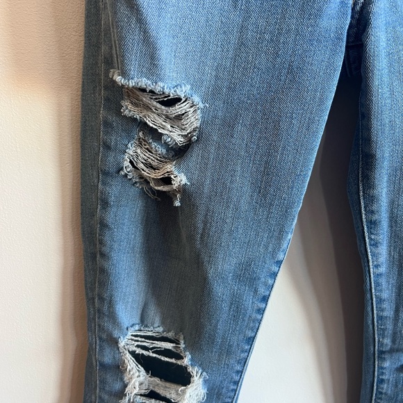 Levi's 721 High Rise Light Wash Distressed Skinny Jeans - Size 27 - Picture 8 of 9